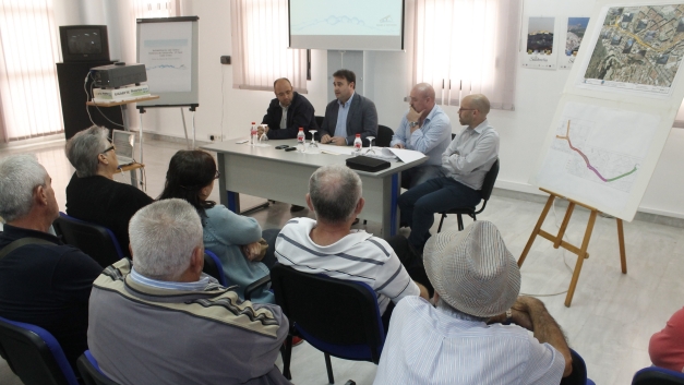 Alcalde y técnicos municipales explican el proyecto a los vecinos.
